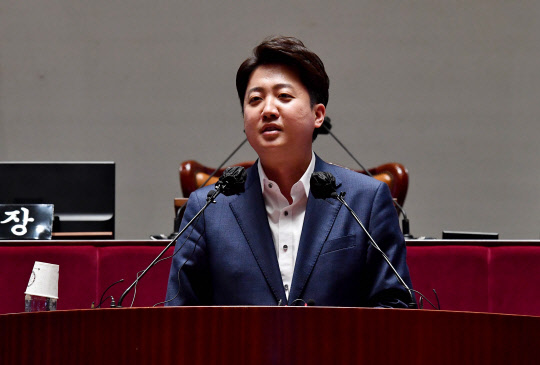 이준석 국민의힘 대표가 14일 서울 여의도 국회에서 열린 국민의힘 의원총회에서 발언하고 있다. <국회사진기자단>